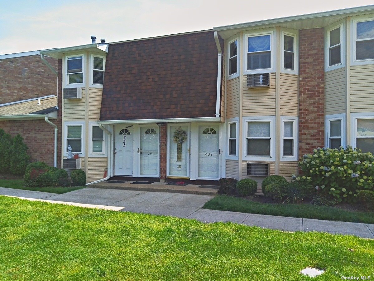 a view of an house with backyard and garden