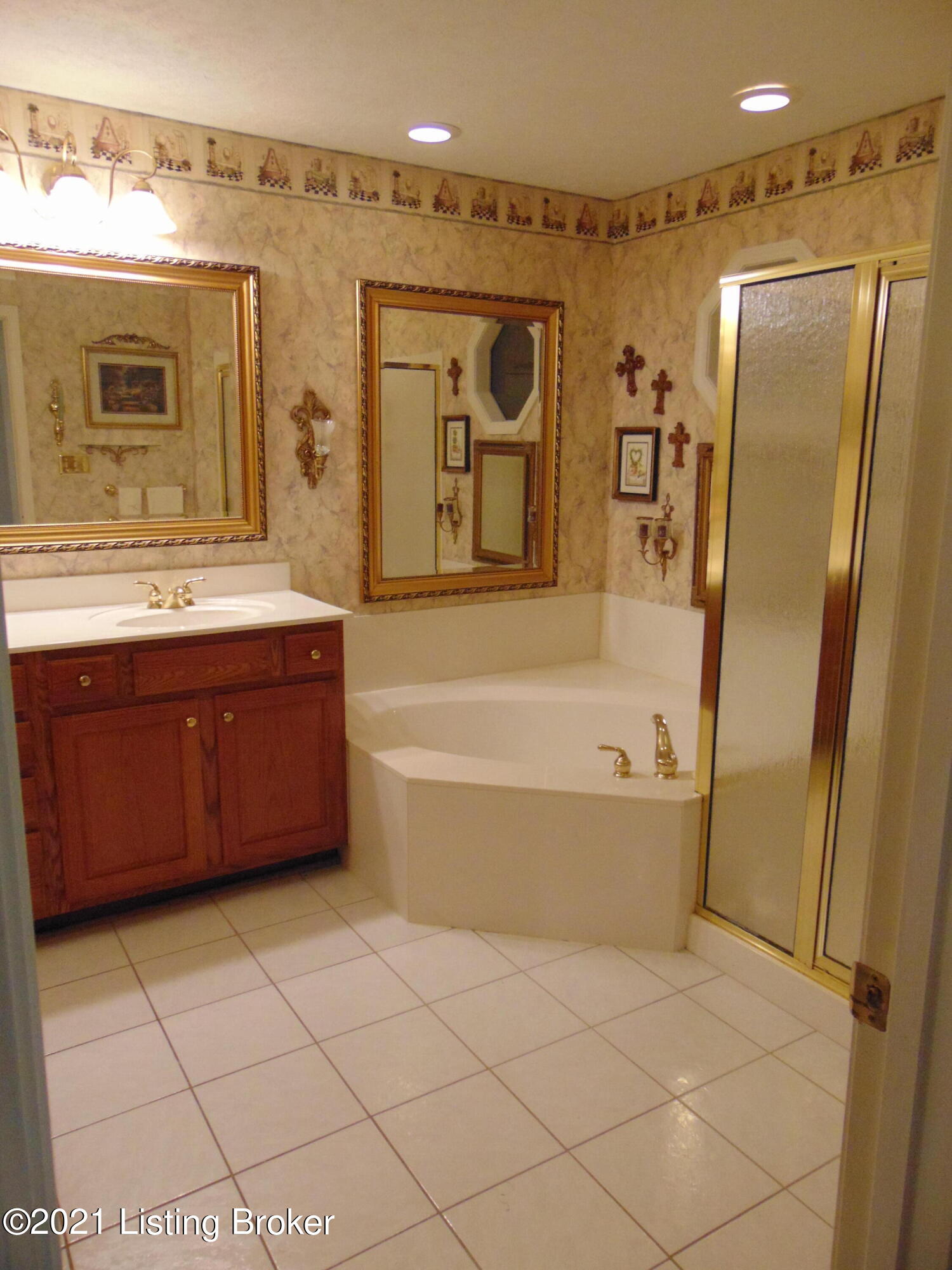 6305 Utica Road Louisville, KY 40214 - Photo 13 of 28 Wonderful full bath on first level with soaking tub and standup shower