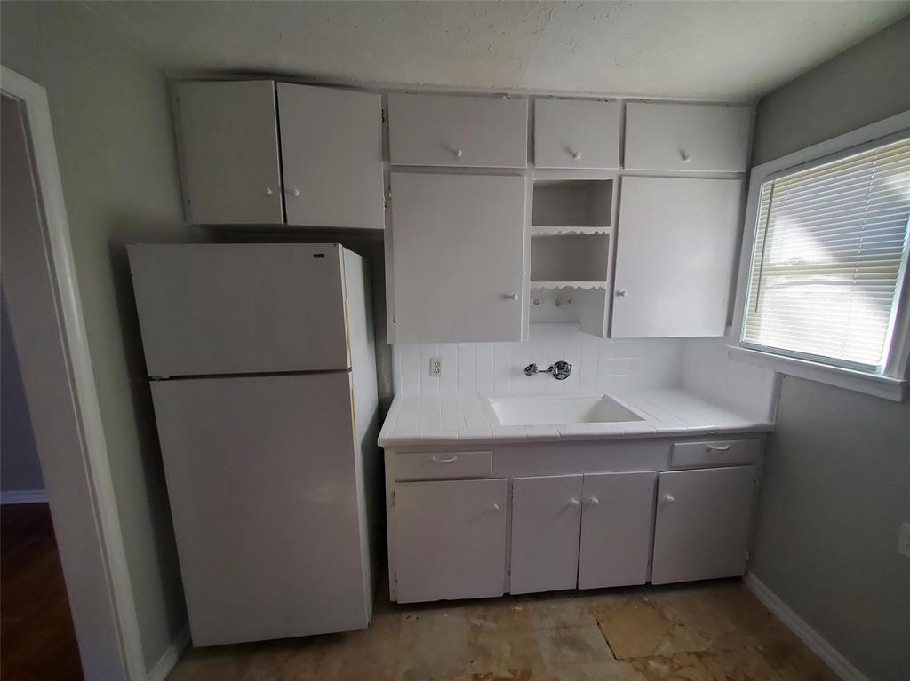 8706 Cardella Avenue Dallas, TX 75217 - Photo 4 of 8 a utility room with dryer and washer