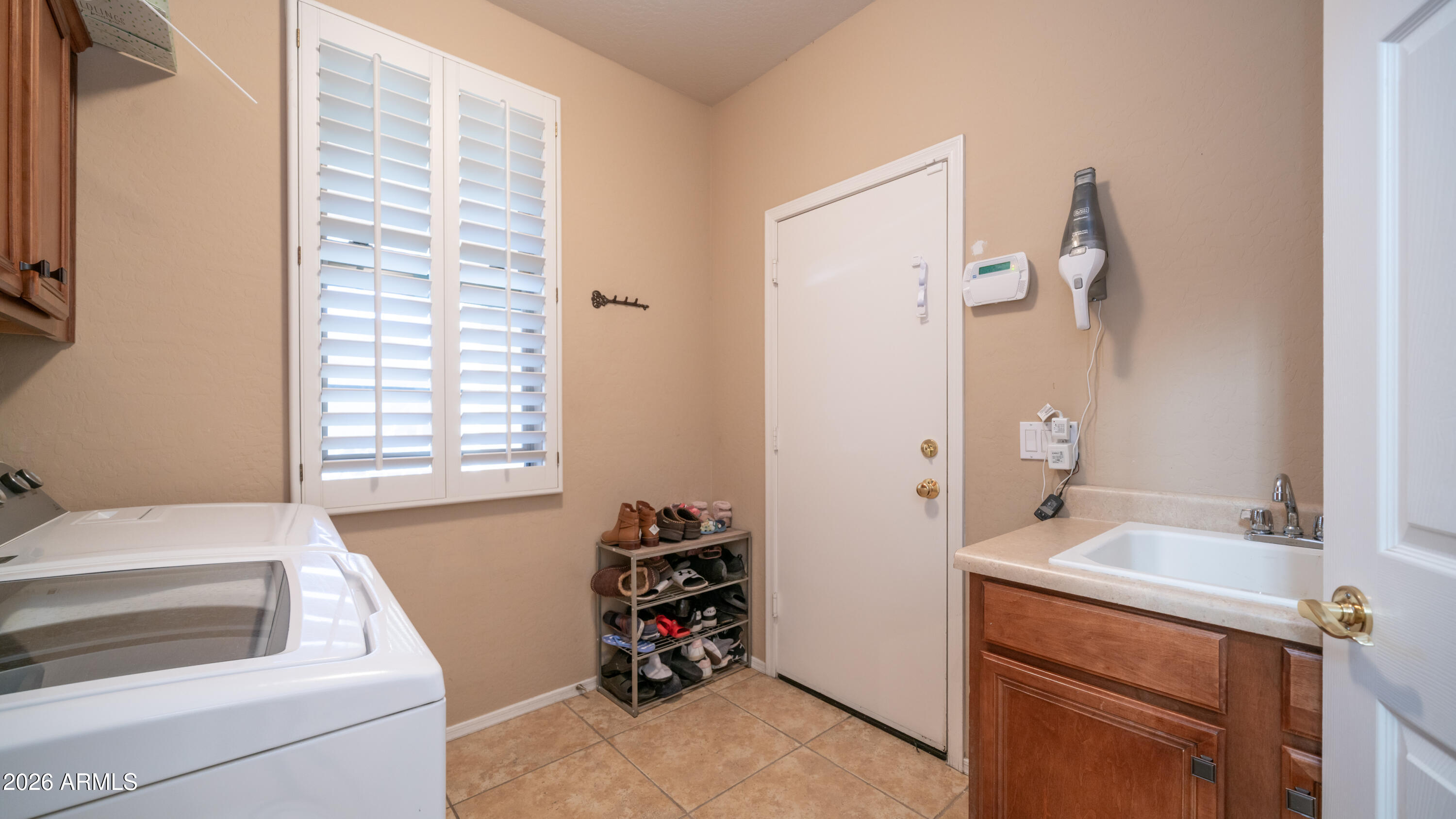7609 South 18th Way Phoenix, AZ 85042 - Photo 15 of 32 a bathroom with a sink and a mirror