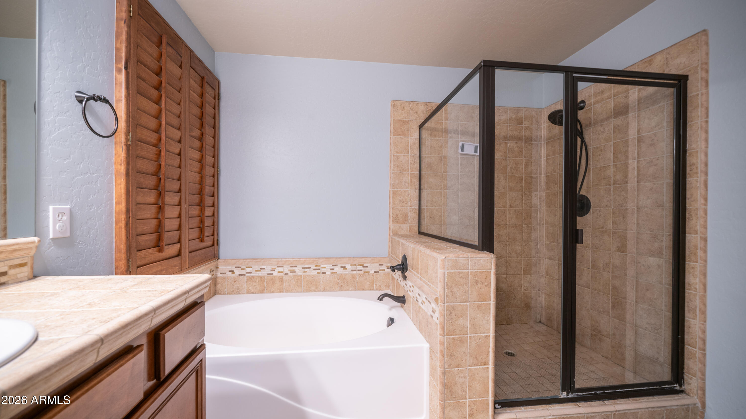 7609 South 18th Way Phoenix, AZ 85042 - Photo 19 of 32 a bathroom with a bathtub and a shower