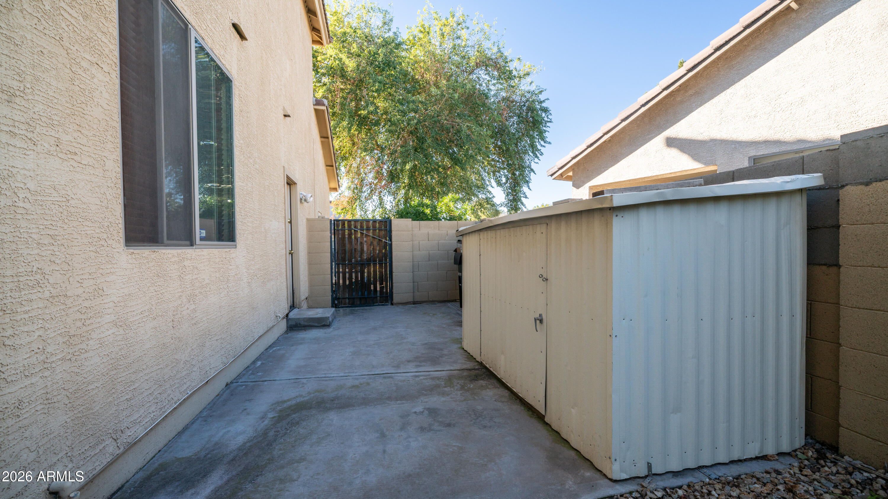 7609 South 18th Way Phoenix, AZ 85042 - Photo 31 of 32 a backyard of a house