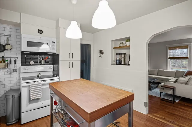 $2,800 | 80 Lakeshore Drive, East Greenwich, RI 02818