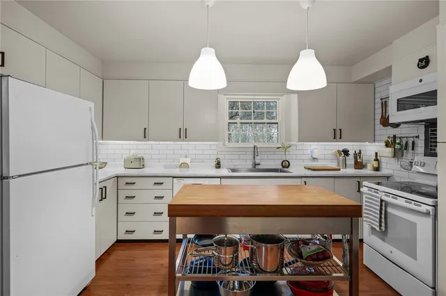 $2,800 | 80 Lakeshore Drive, East Greenwich, RI 02818