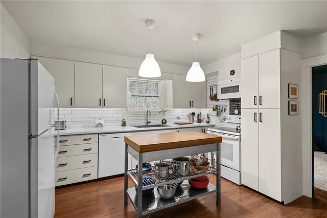 $2,800 | 80 Lakeshore Drive, East Greenwich, RI 02818