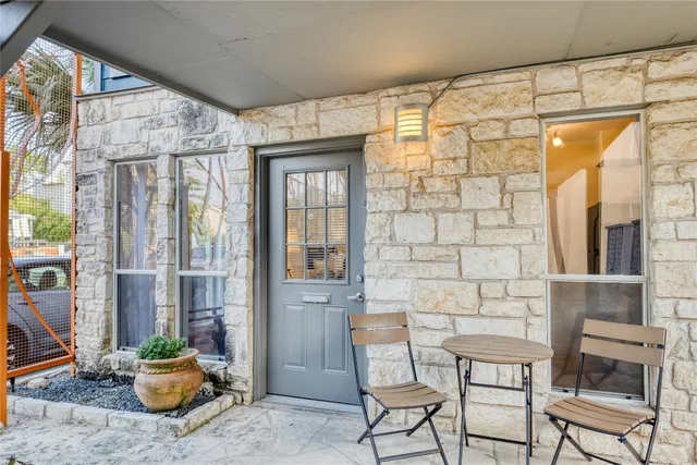 $900 | 2526 Durwood Street, Unit 110, Austin, TX 78704