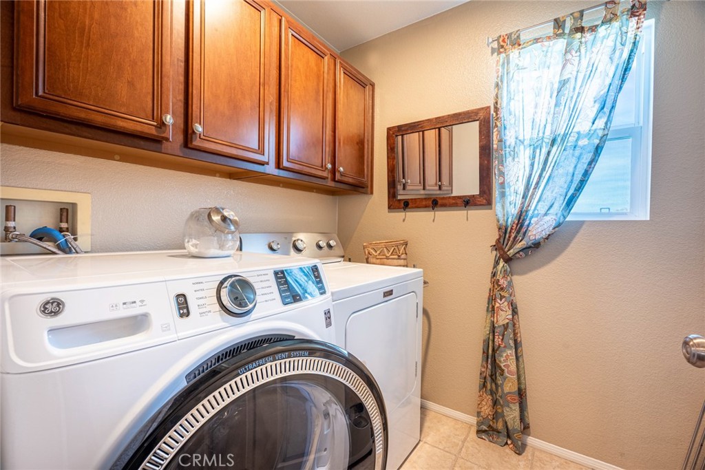 28201 Springvale Lane Castaic, CA 91384 - Photo 27 of 59 a utility room with dryer and washer