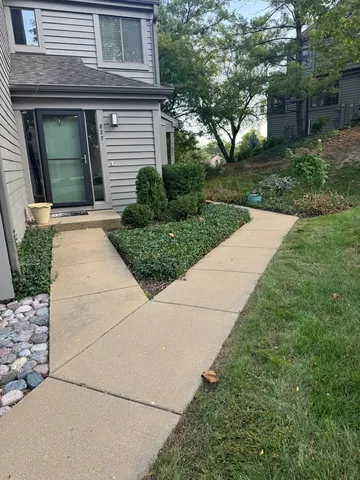 $2,300 | 827 North Shoreline Road, Unit B, Lake Barrington, IL 60010