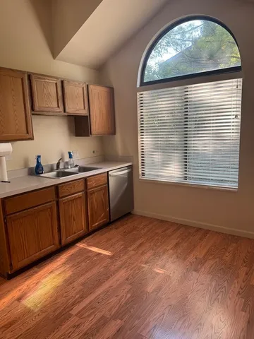 $2,300 | 827 North Shoreline Road, Unit B, Lake Barrington, IL 60010