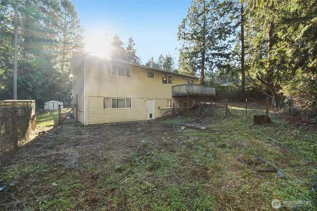 a view of a backyard