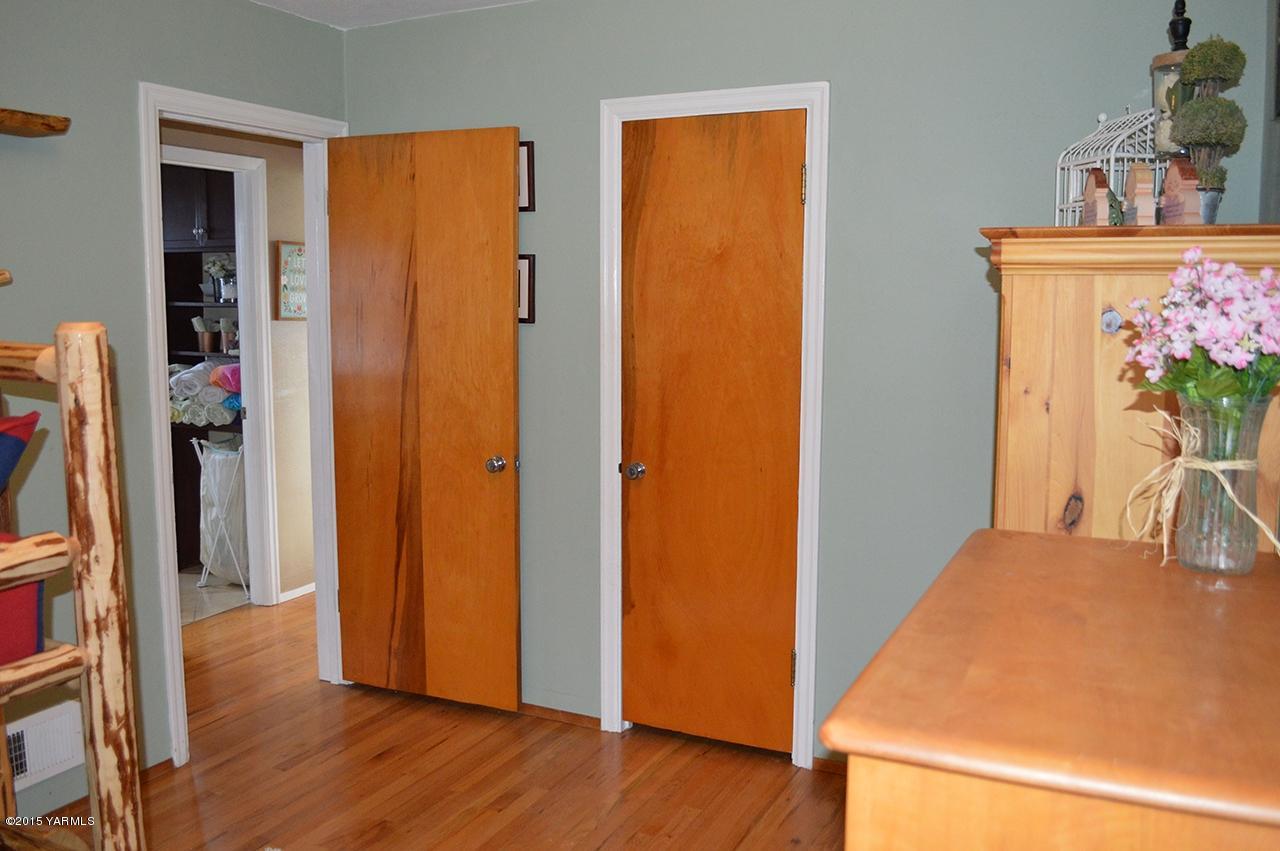 1243 Dilley Road Tieton, WA 98947 - Photo 14 of 34 a view of a bedroom with wooden floor and furniture