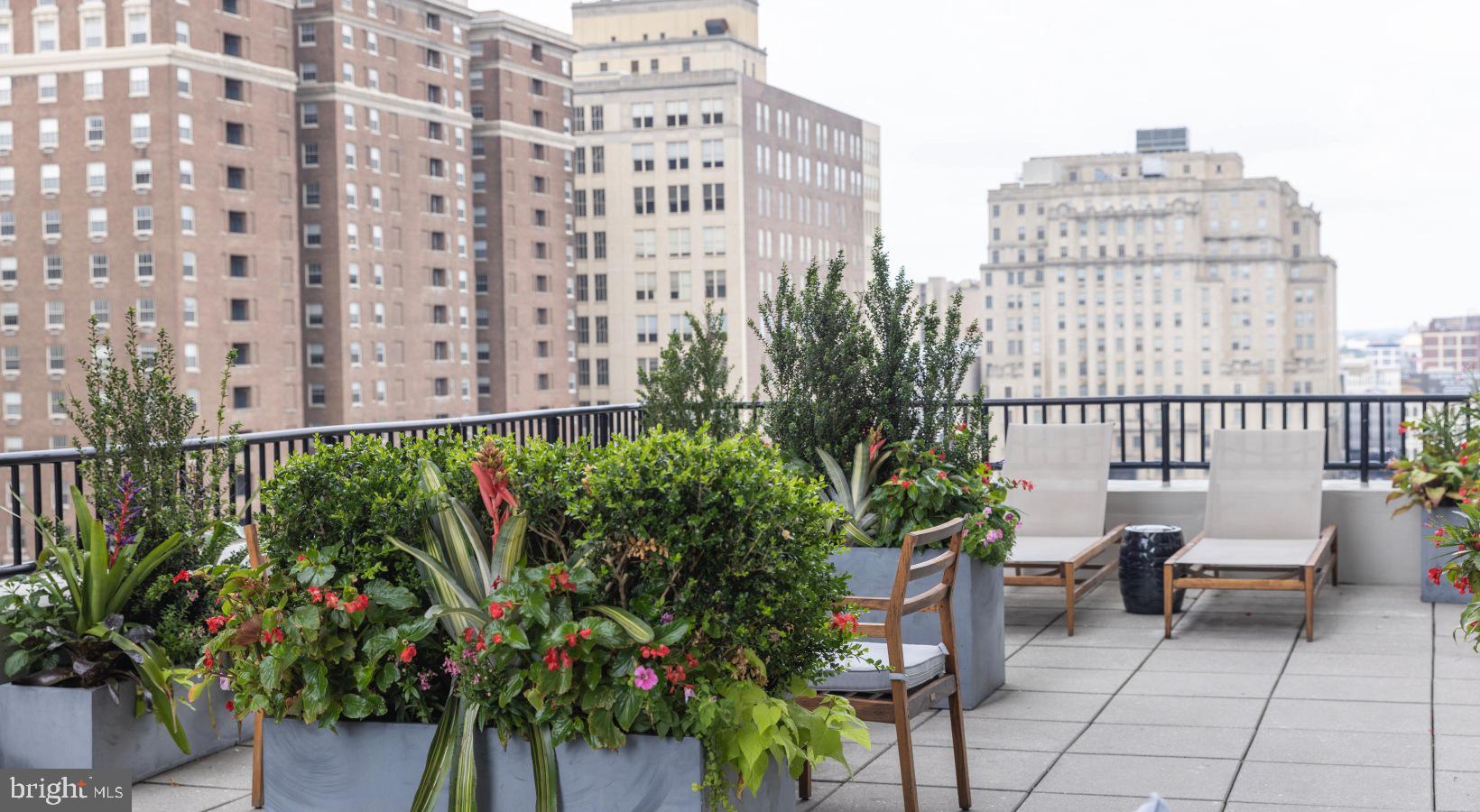 204 West Washington Square, Unit 1301 Philadelphia, PA 19106 - Photo 16 of 19 a building view with a garden space
