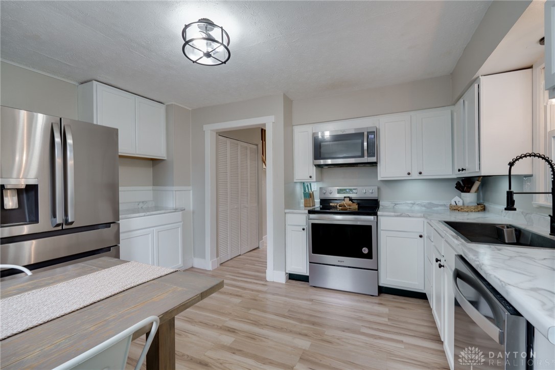 7746 Sharts Road Springboro, OH 45066 - Photo 14 of 37 Dining/Kitchen