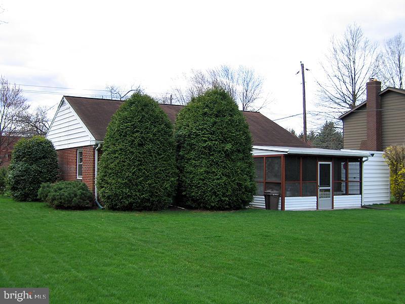 423 Delp Road Lancaster, PA 17601 - Photo 3 of 13 Gallery Image 3