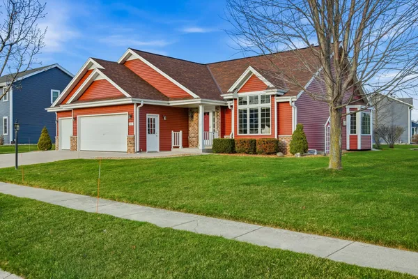 $565,000 | 1001 Spring Waters Drive, Oconomowoc, WI 53066