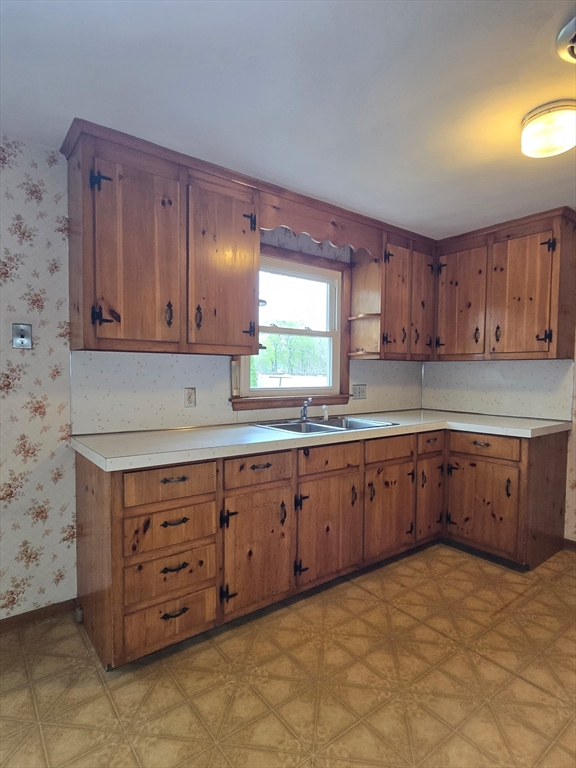 95 Herrman Street West Springfield, MA 01089 - Photo 5 of 22