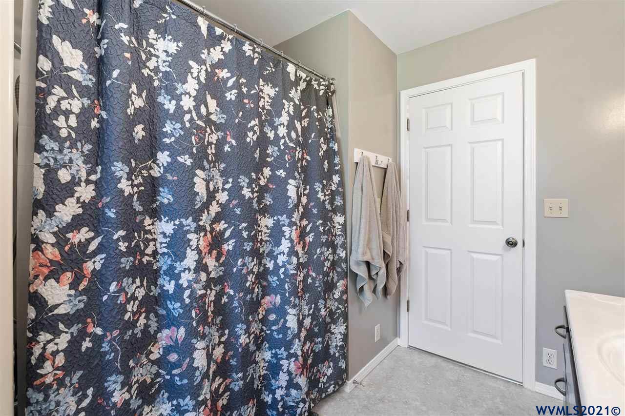 33004 Brewster Road Lebanon, OR 97355 - Photo 17 of 33 Gallery Image 17