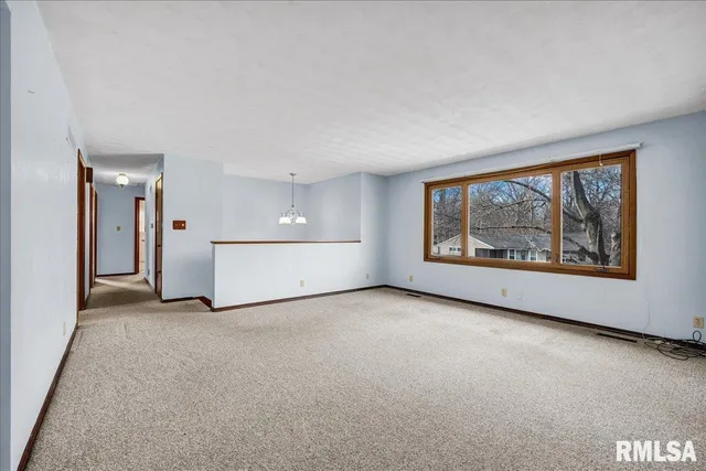 $199,900 | 316 Rainbow Drive, Creve Coeur, IL 61610