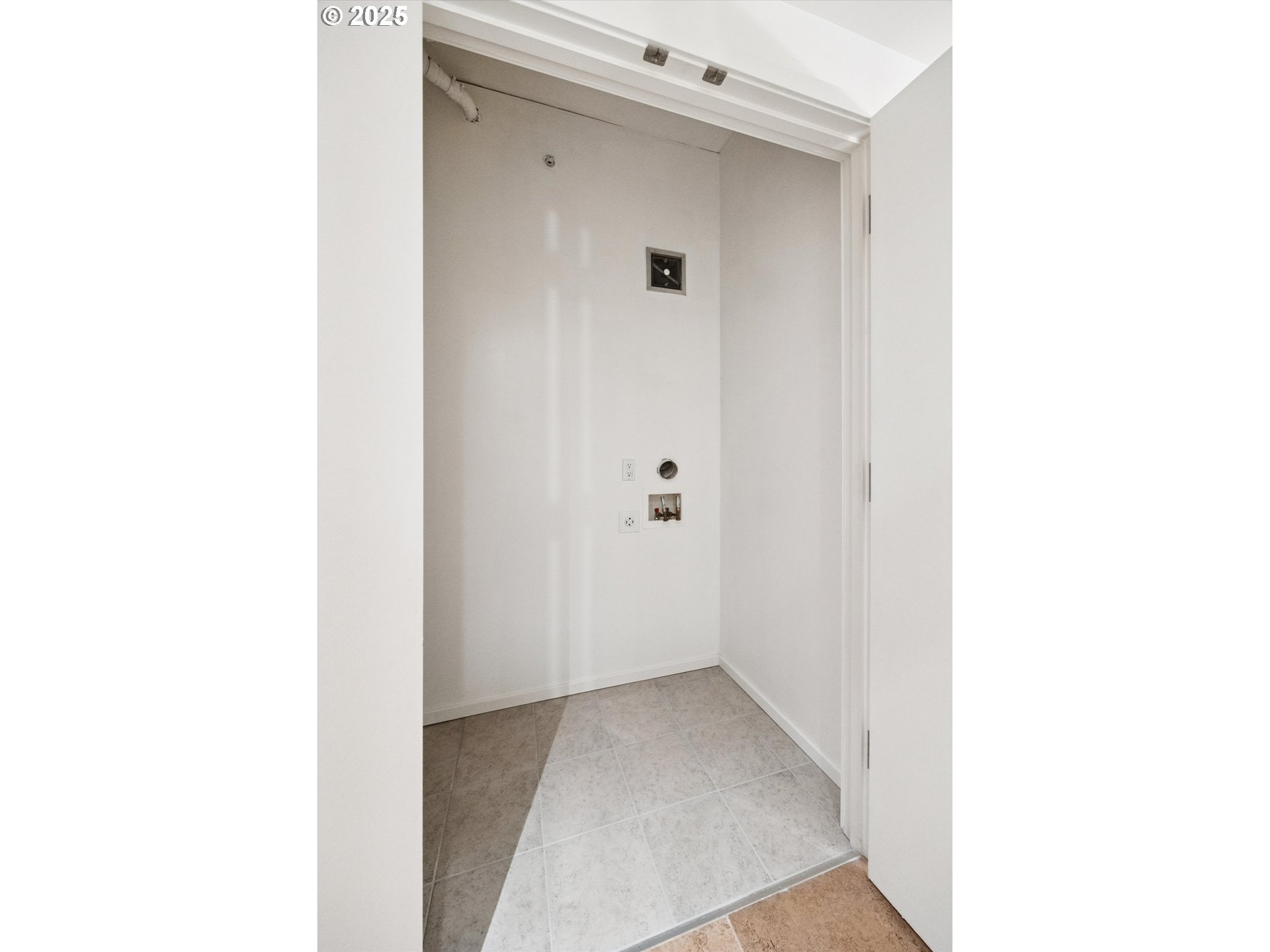 1830 Northwest Riverscape Street, Unit 405 Portland, OR 97209 - Photo 30 of 45 Laundry