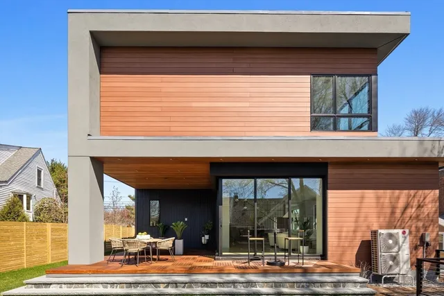 a view of entrance front of the house