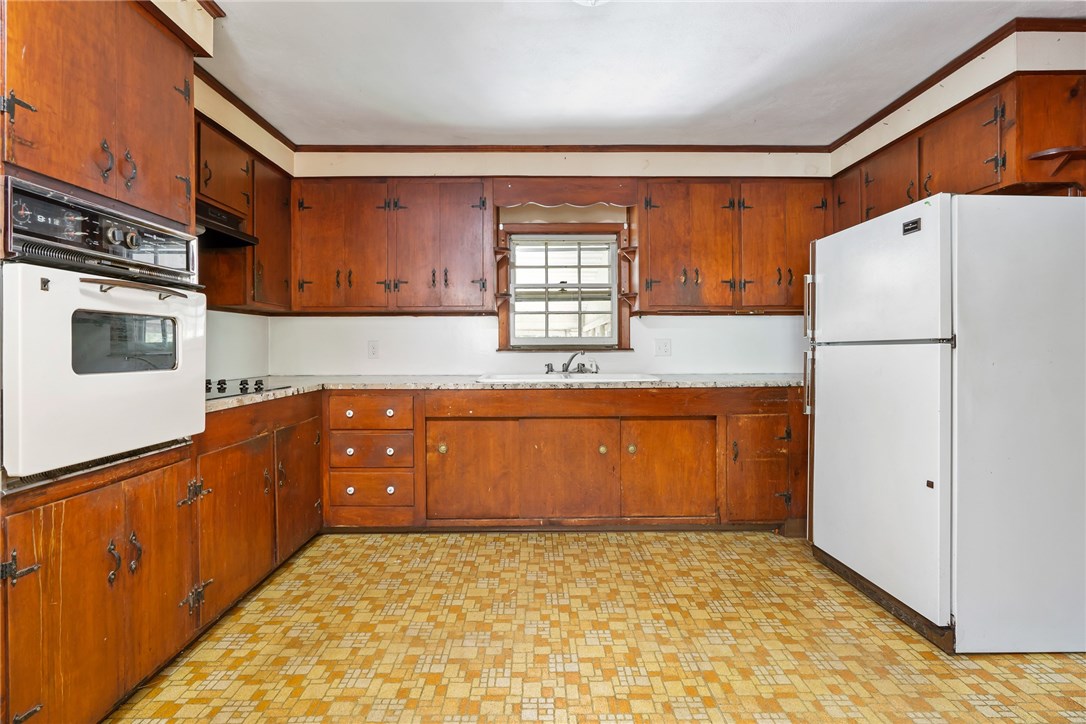 29 Whipple Road Smithfield, RI 02917 - Photo 6 of 25 Kitchen