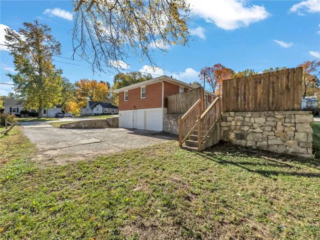 $235,000 | 700 East Gudgell Avenue, Independence, MO 64055