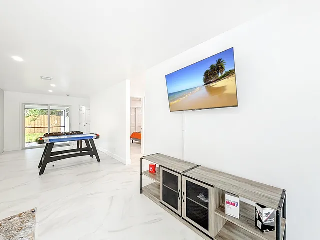 a view of livingroom with furniture