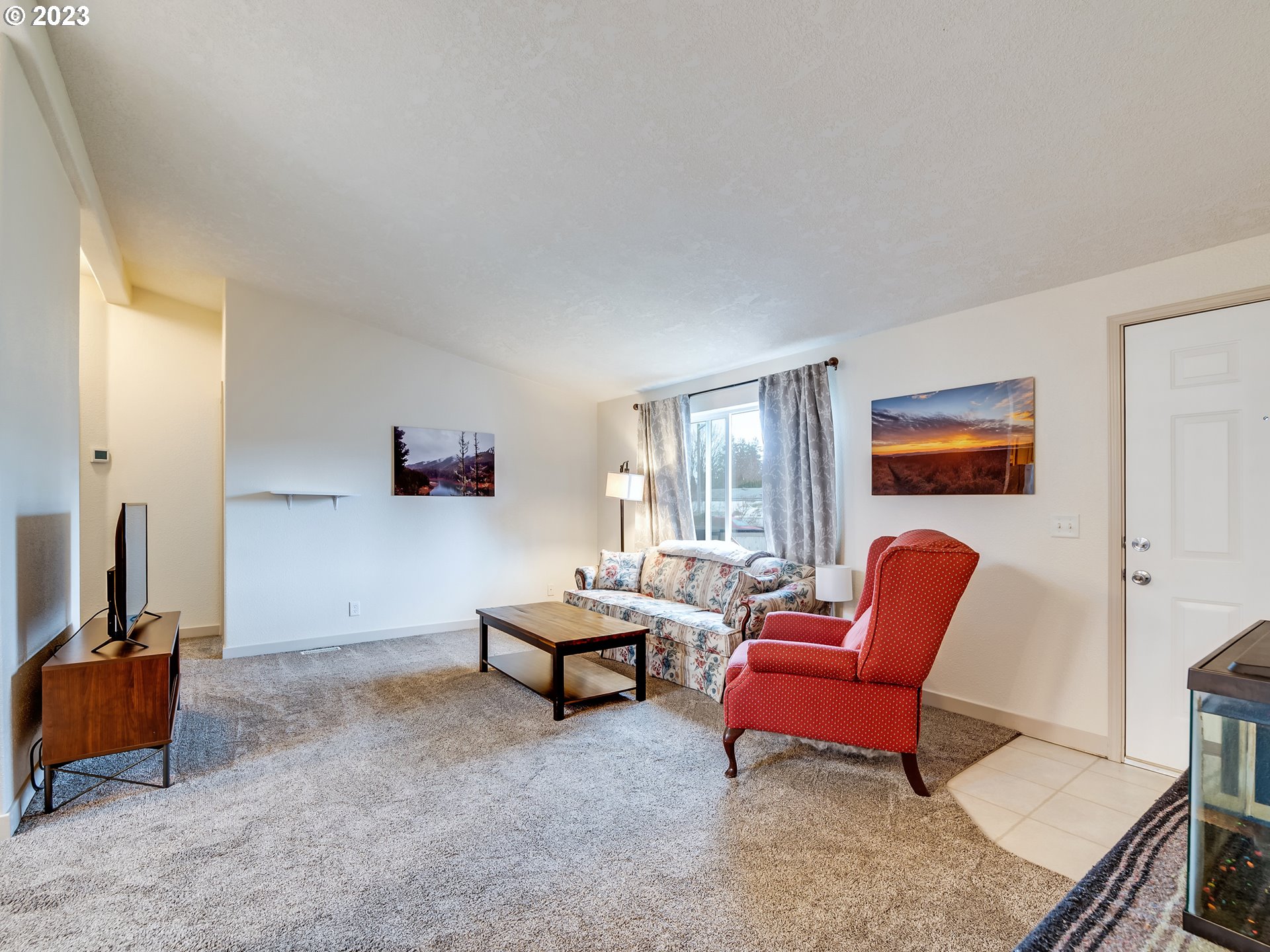29720 Jeans Road, Unit 22 Veneta, OR 97487 - Photo 6 of 30 a living room with furniture and a chair