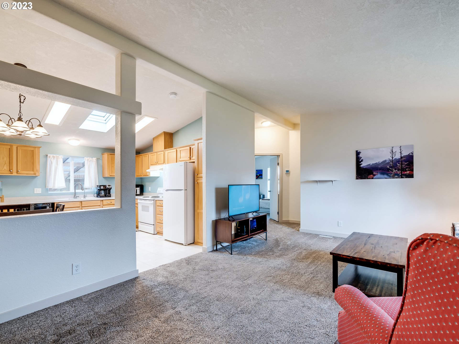 29720 Jeans Road, Unit 22 Veneta, OR 97487 - Photo 7 of 30 a living room with furniture and a kitchen