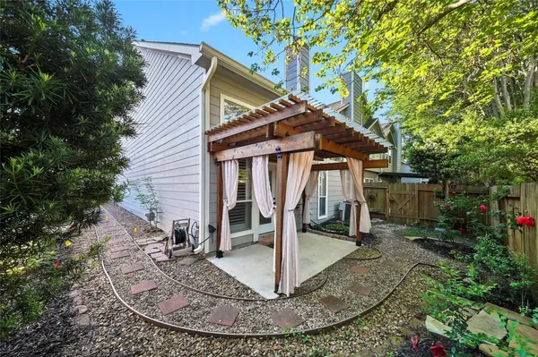 a view of a house with fountain