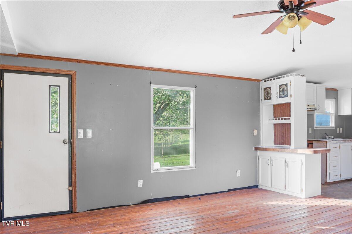 762 Milburnton Road Limestone, TN 37681 - Photo 6 of 31 09-Living Room