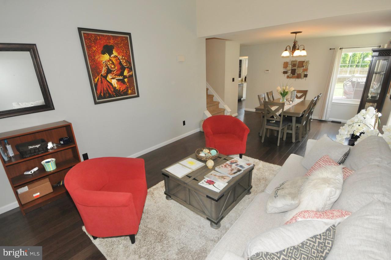 66 Ridgewood Way Burlington, NJ 08016 - Photo 5 of 44 Living Room