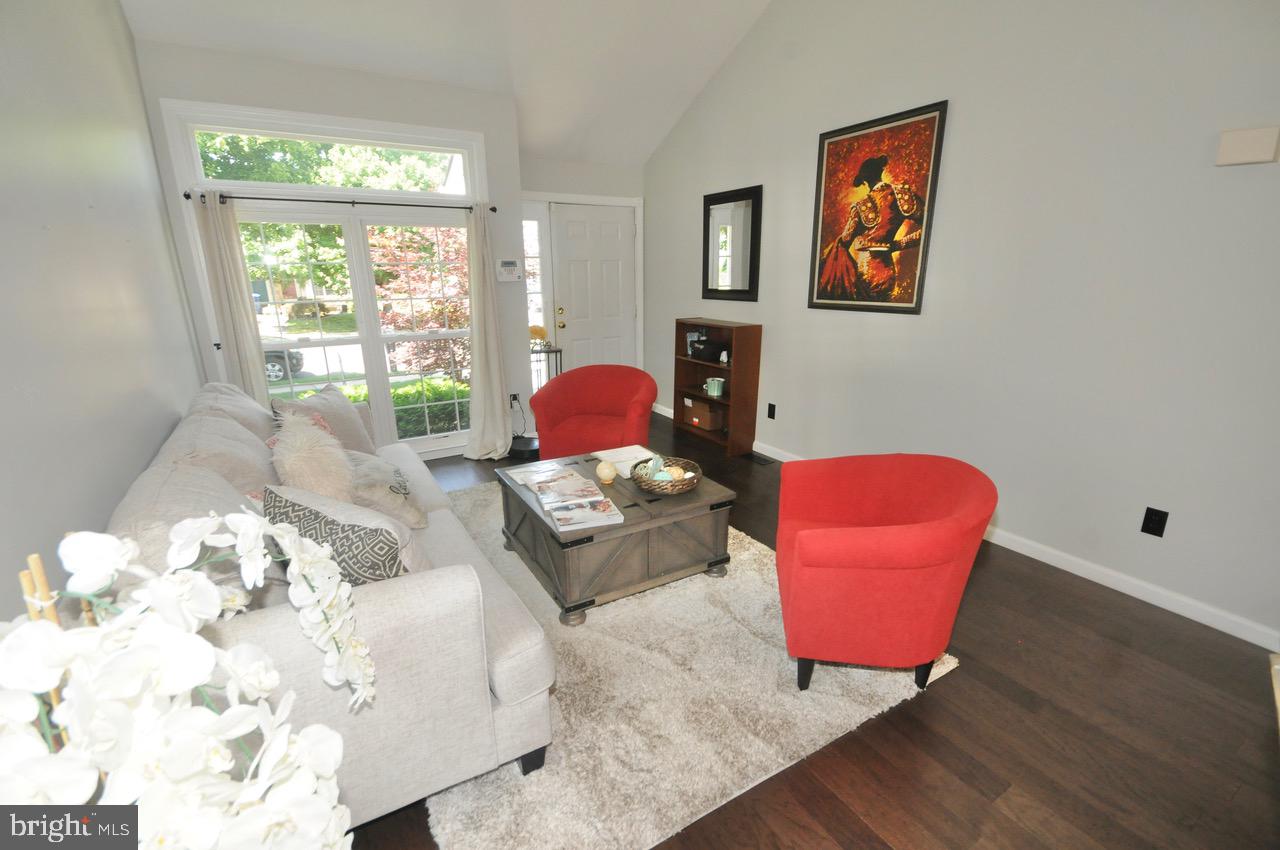 66 Ridgewood Way Burlington, NJ 08016 - Photo 6 of 44 Living Room