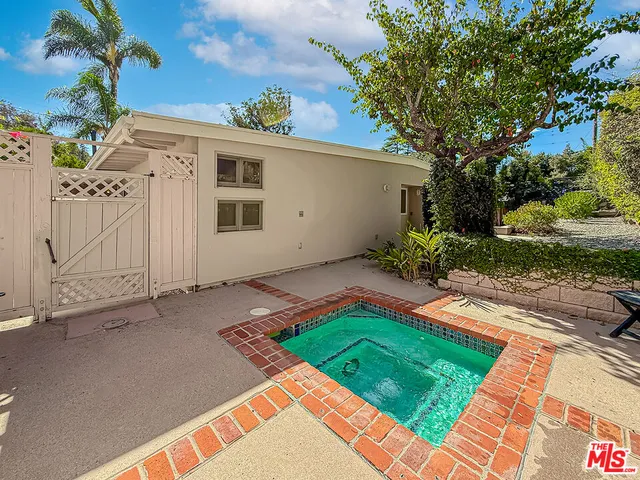 a view of a house with backyard and garden