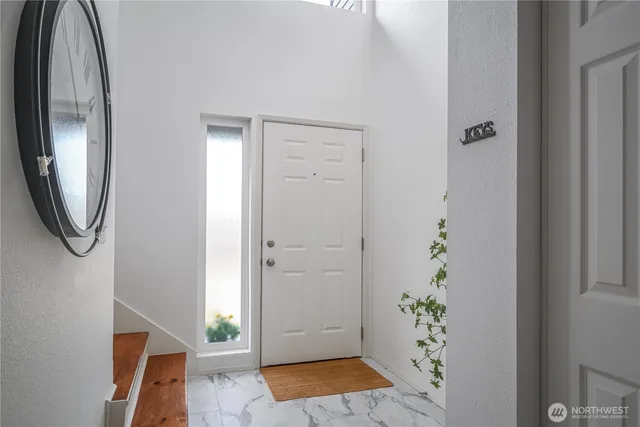 a view of entryway with elevator