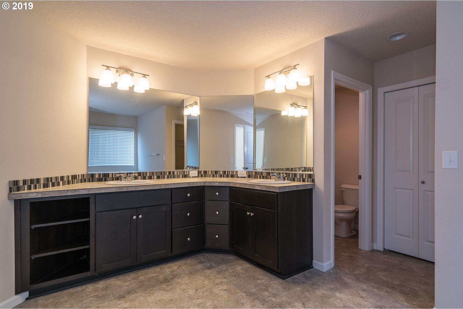 968 North 35th Avenue Ridgefield, WA 98642 - Photo 16 of 30 Bathroom, Attached