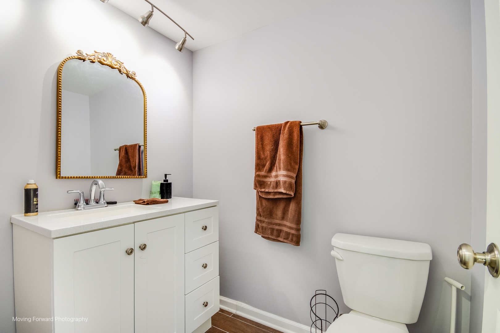 133 Rivershire Lane Lincolnshire, IL 60069 - Photo 13 of 26 a bathroom with a toilet sink and mirror