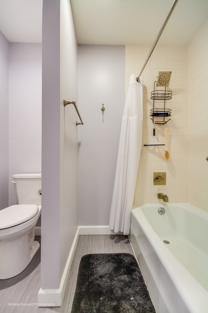 133 Rivershire Lane Lincolnshire, IL 60069 - Photo 17 of 26 a bathroom with a bathtub and toilet