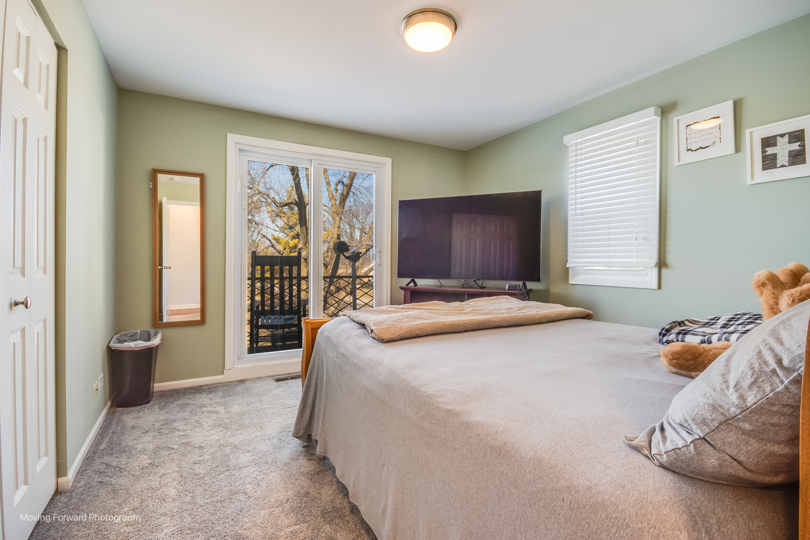 133 Rivershire Lane Lincolnshire, IL 60069 - Photo 18 of 26 a bedroom with a bed and dresser with mirror