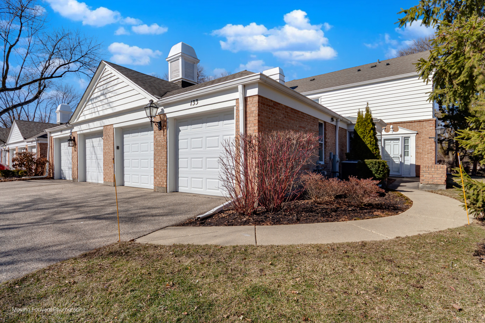 133 Rivershire Lane Lincolnshire, IL 60069 - Photo 2 of 26 a front view of a house