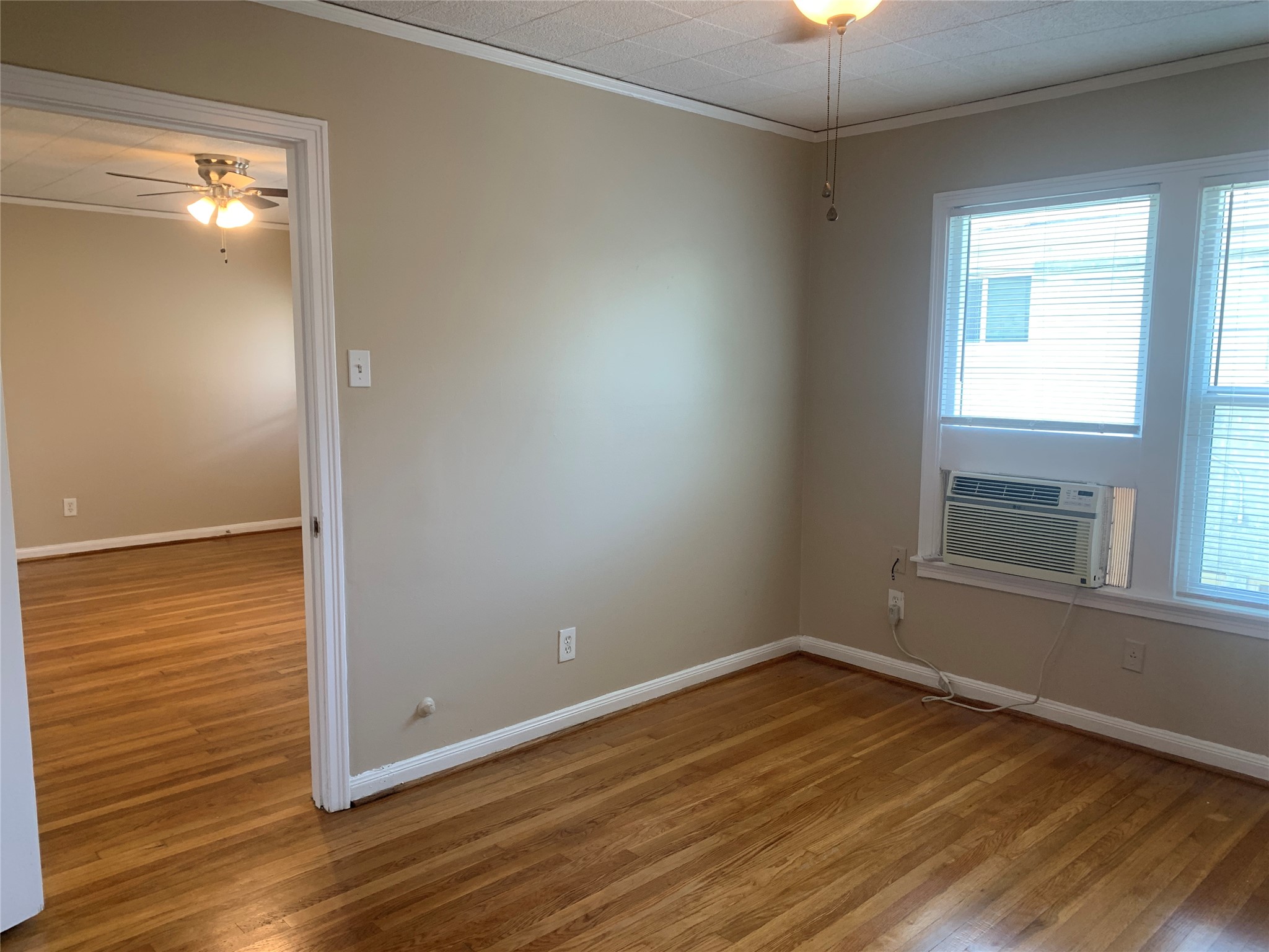 307 Avondale Street, Unit 2 5 Houston, TX 77006 - Photo 17 of 30 View of bedroom looking towards the living room.