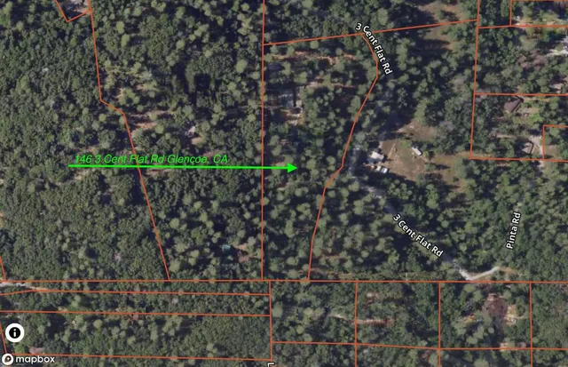 a picture of a small white building