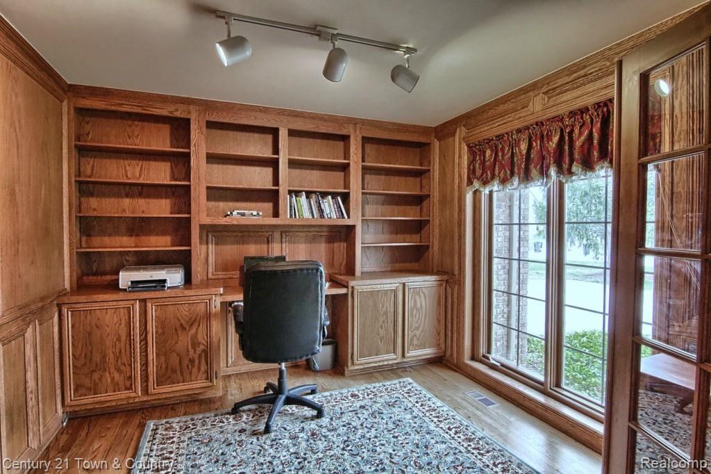 1650 Snowden Circle Rochester, MI 48306 - Photo 18 of 33 Library.jpg