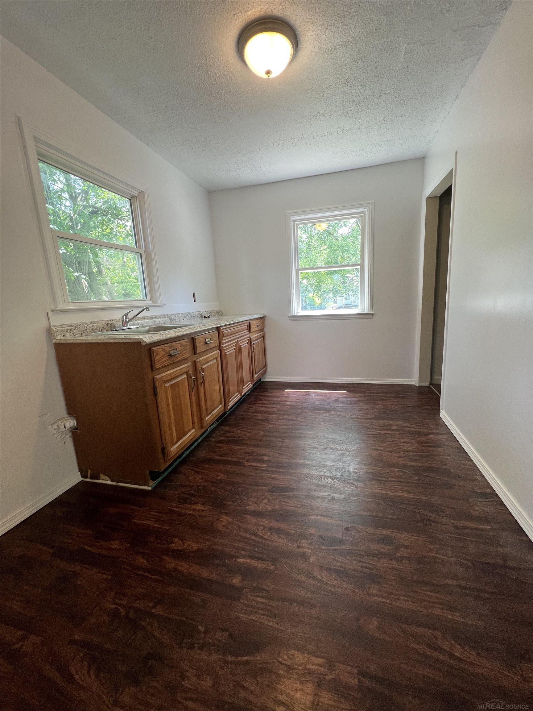 7228 Toepfer Road Warren, MI 48091 - Photo 4 of 9 50111646-3.JPG