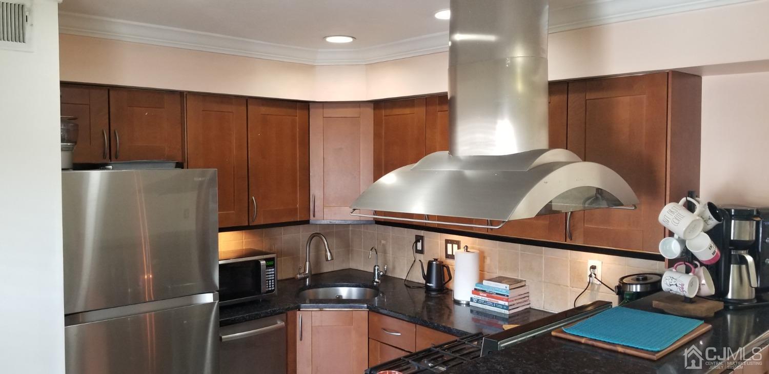 192 Evergreen Road, Unit 7A Edison, NJ 08837 - Photo 10 of 23 Crown molding