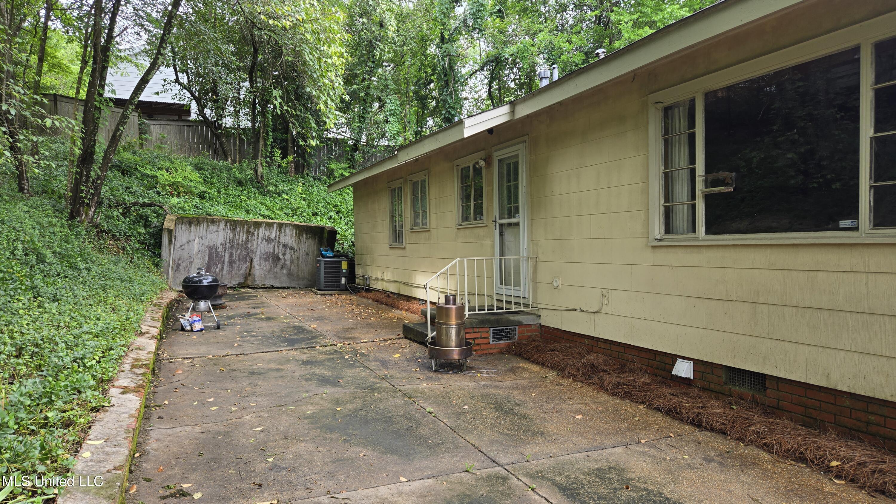 1119 Manship Street Jackson, MS 39202 - Photo 7 of 48 20250501_114651