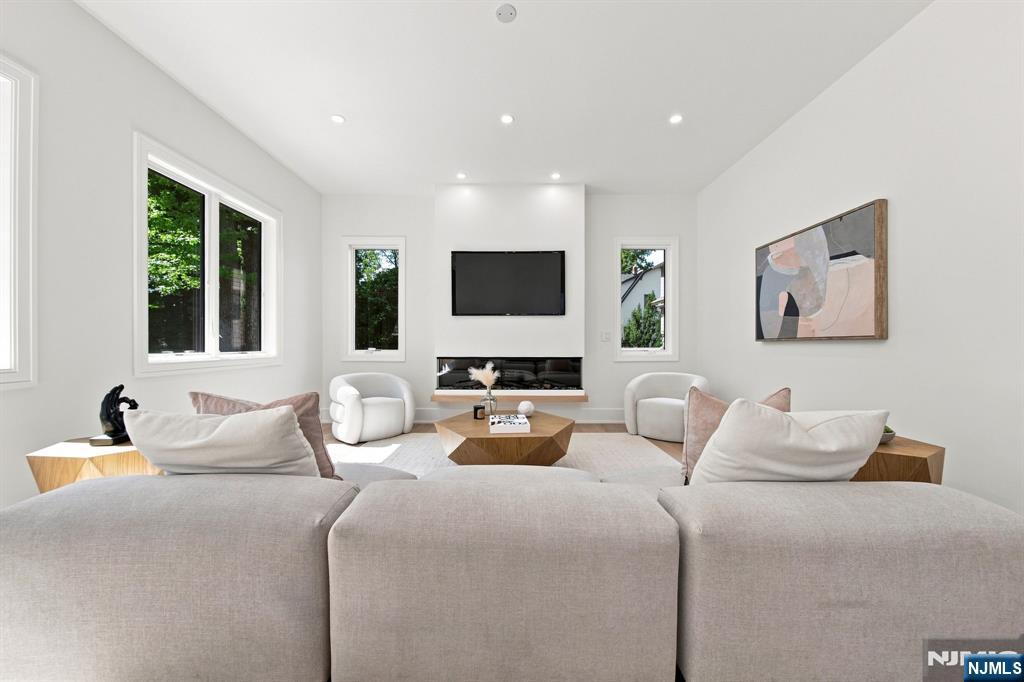 224 Riveredge Road Tenafly, NJ 07670 - Photo 7 of 39 Gallery Image 7