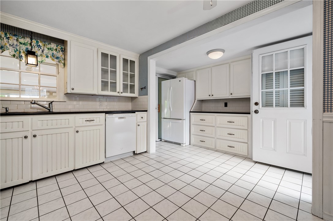 85 Puritan Drive Warwick, RI 02888 - Photo 10 of 42