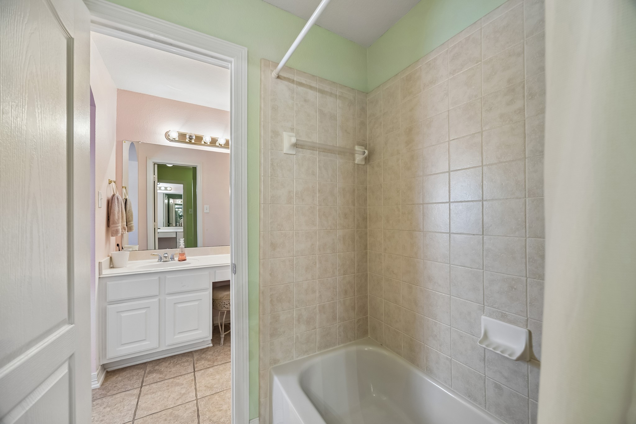 5718 Brennan Ridge Lane Katy, TX 77450 - Photo 27 of 42 TUB/SHOWER BATH SERVING BOTH BEDROOMS: The adjoining Jack-and-Jill bath features a private tub and shower area, creating a functional layout that balances privacy and everyday practicality.