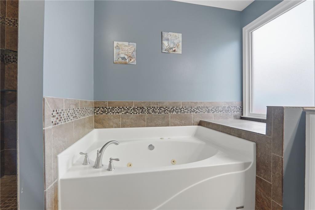 23 Crestview Terrace Dallas, GA 30157 - Photo 22 of 36 a bathroom with a bathtub